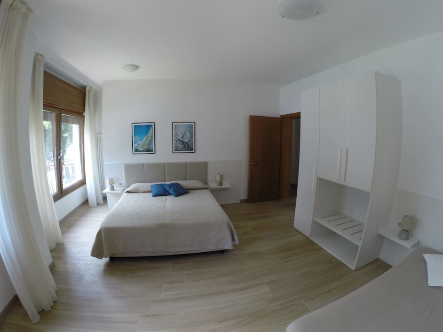 Ampia camera con 1 letto matrimoniale + 1 letto singolo (foto 1)
