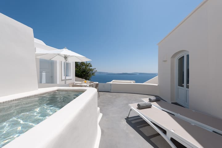 One bedroom villa with hot tub and Caldera view