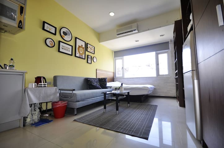 近台北車站 寧夏夜市 2-4人房 光線充足 溫馨舒適 讓您有家的感覺