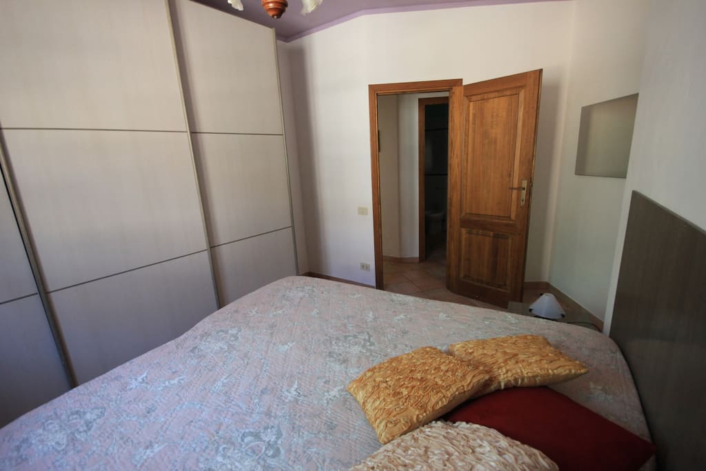 La stanza con mobile e letto doppia piazza.