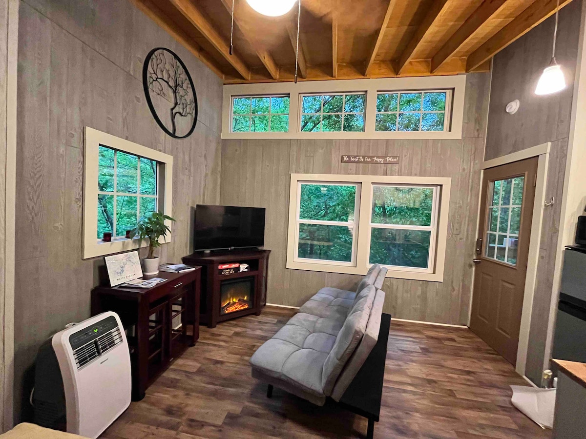 منطقة معيشة مع مدفأة كهربائية، تلفزيون روكو الذكي، ألعاب، مقعد مزدوج/أريكة مريحة، مكيف هواء محمول، مكتب محمول/طاولة قابلة للطي مع مقاعد، تطل على الغابة الجميلة!