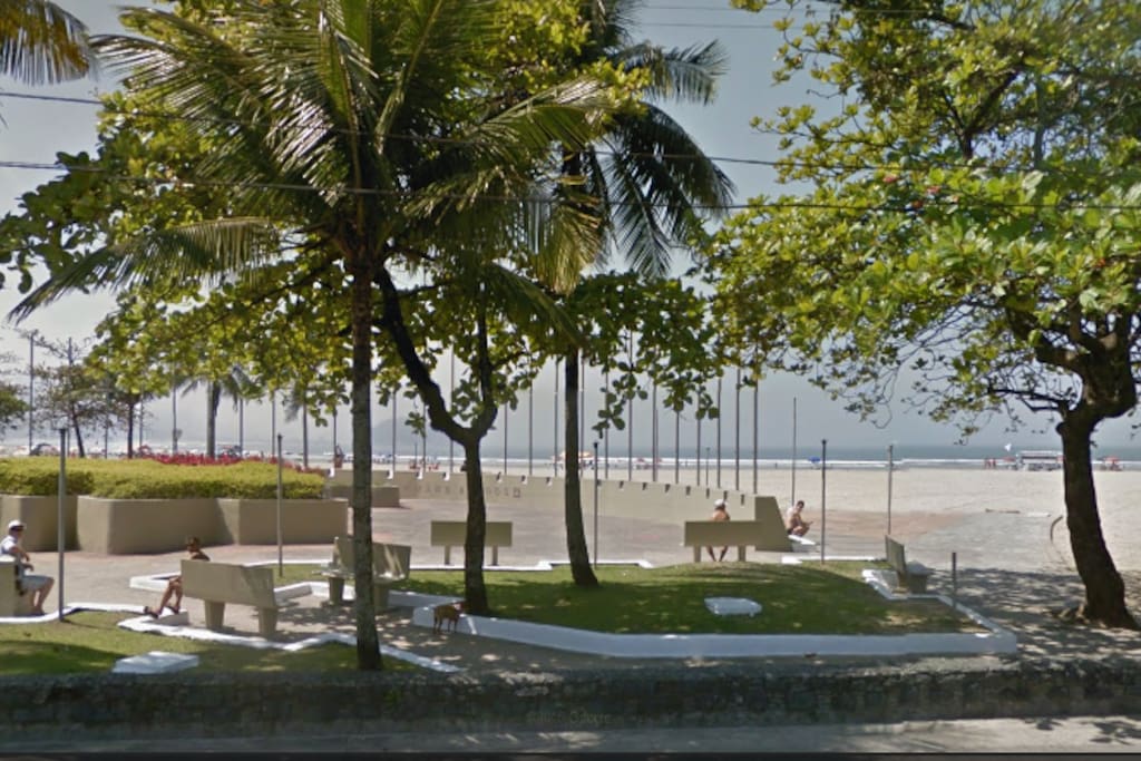 Praça em frente a praia