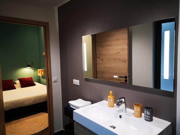 chumba kikuu cha kulala na chumba cha kuoga