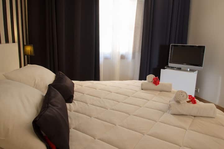 Საძინებელი პირველ სართულზე. 1.50 საწოლი 