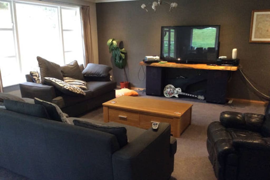 Living room with large TV, Chromecast, Sky Sport, ...