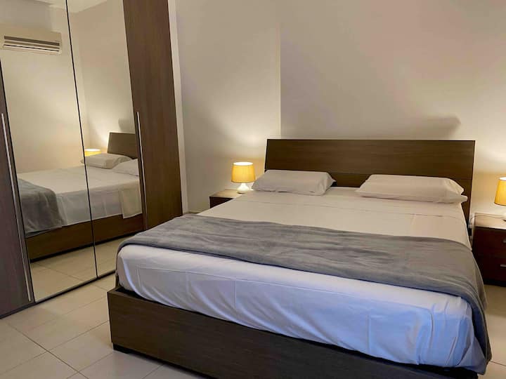 Dormitorio principal con baño privado y balcón
