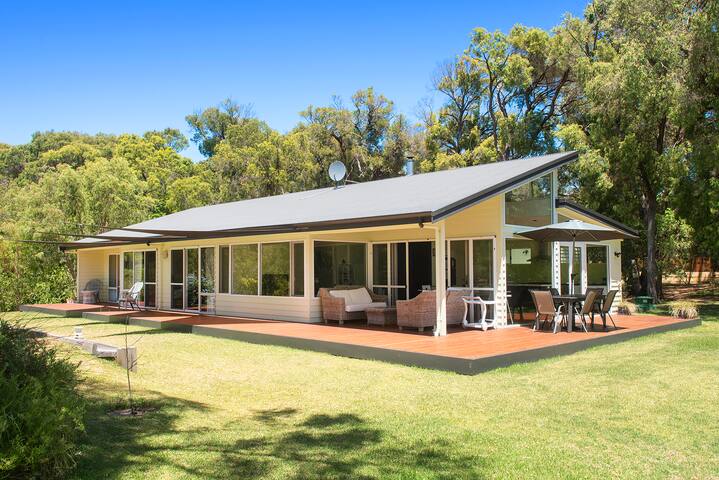 Prevelly Beach Retreat || Walk to the Beach!