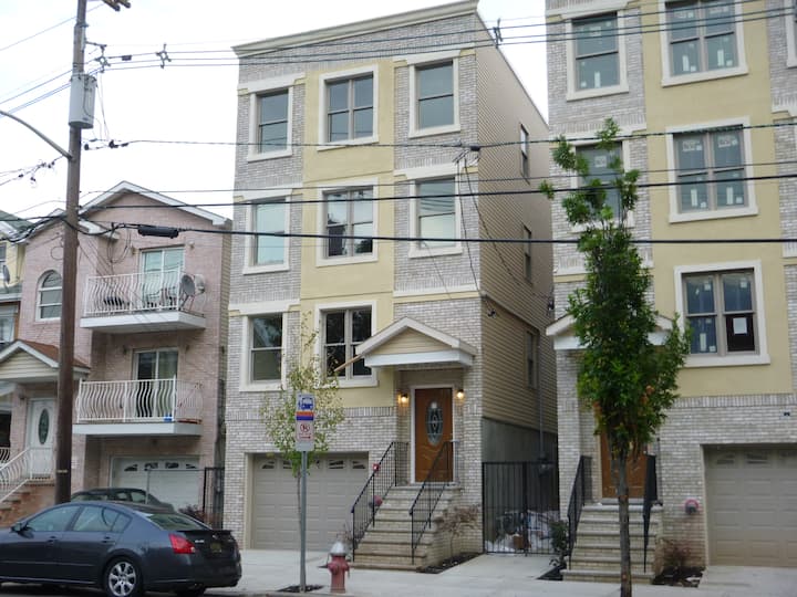 Charming Home (3bd/2ba)(68ppl) Apartments for Rent in Jersey City