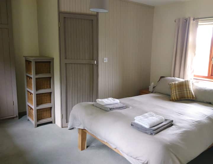 舒适的主卧，带套房。