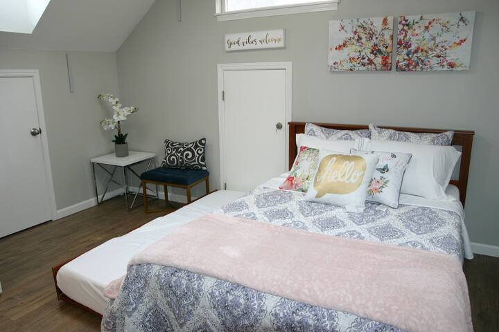 Საწოლი სრული ზომით და სრული ზომის საწოლით