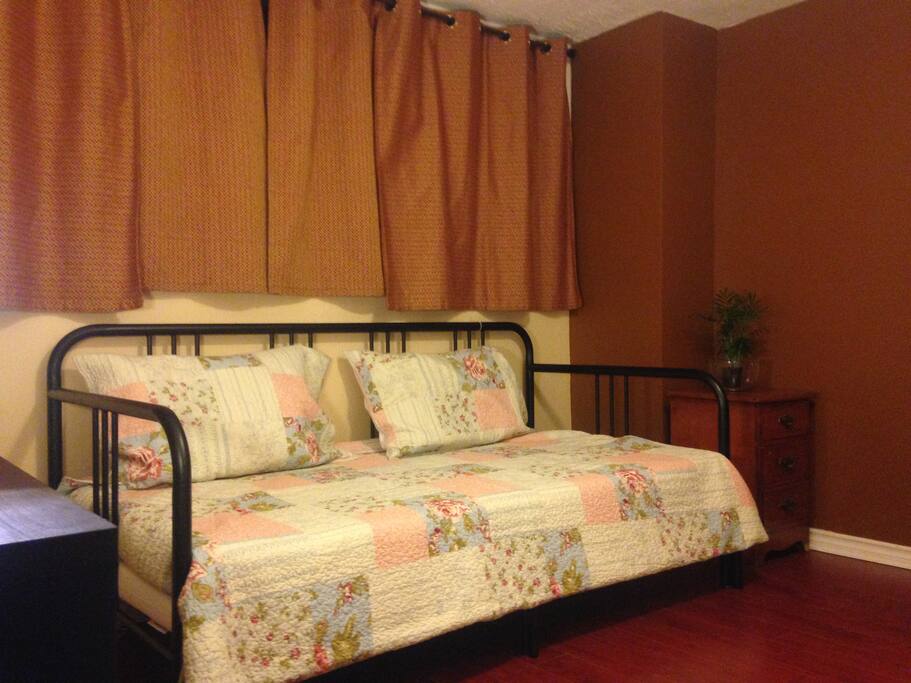 Twin bed extendable to double