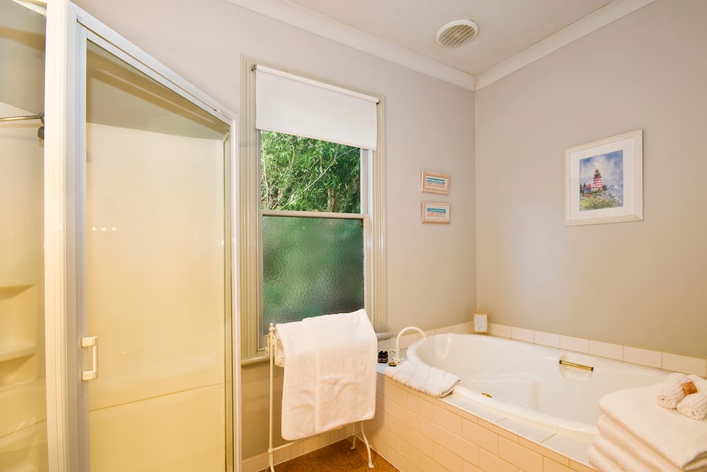 Large 2 person spa,separate shower.All linen supplied.