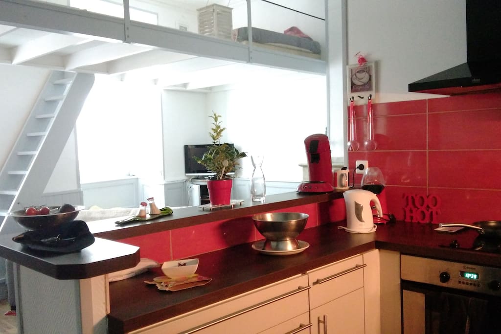 cuisine aménagée et vue sur mezzanine