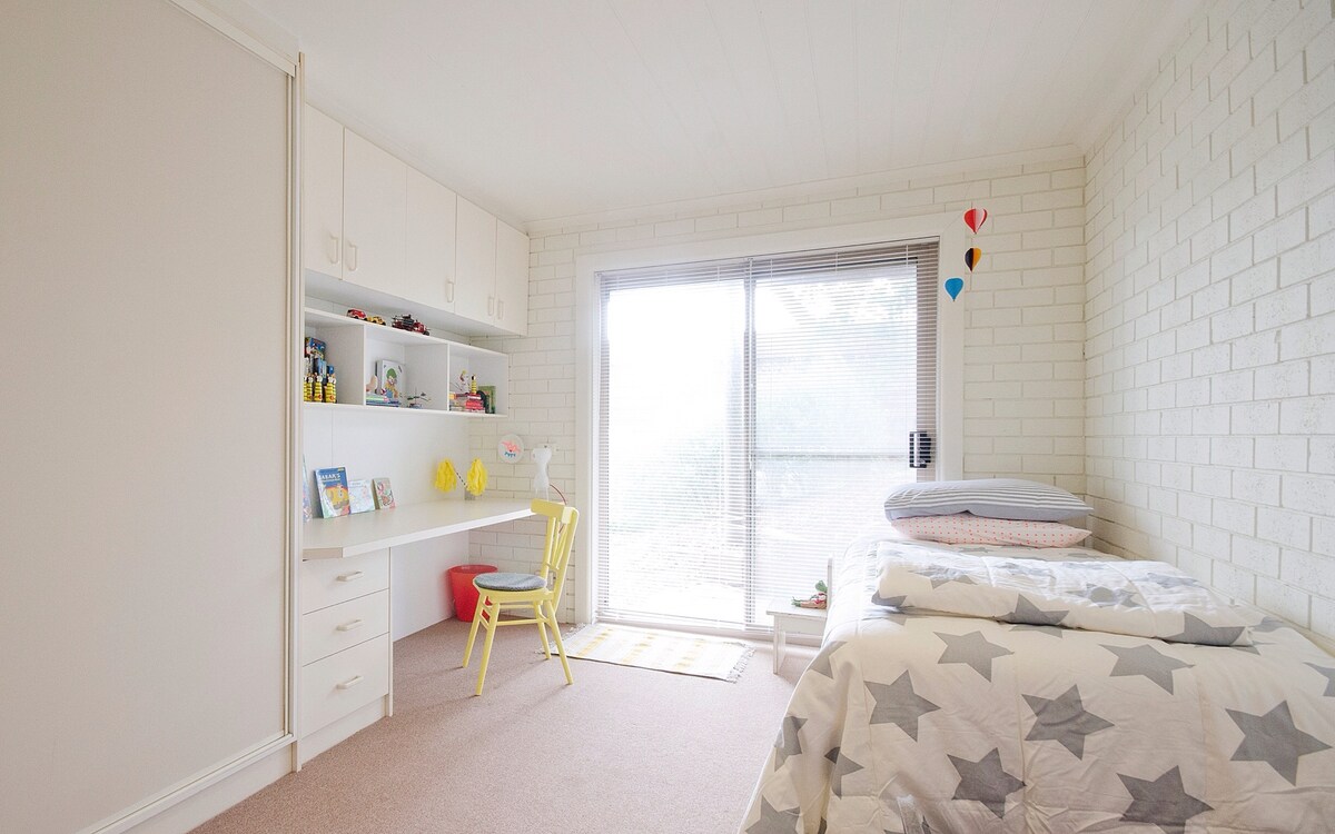 غرفة للأطفال بها الكثير من الكتب والألعاب.