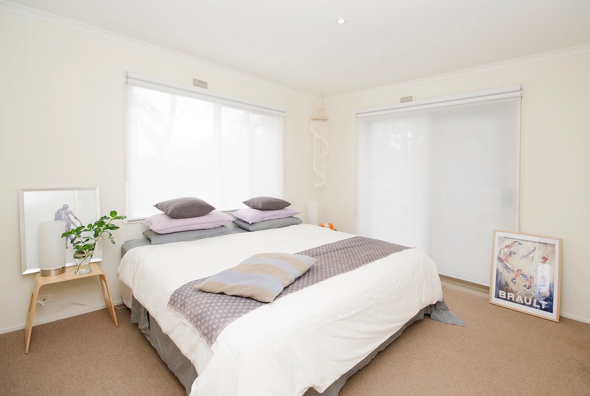 غرفة نوم بسرير كبير.