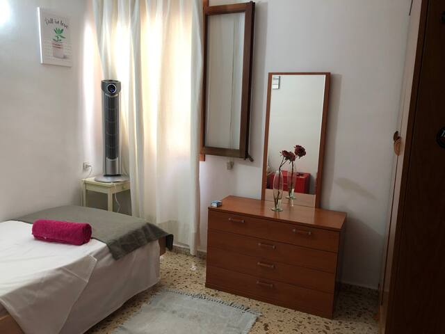 COMFORTABLE SINGLE ROOM