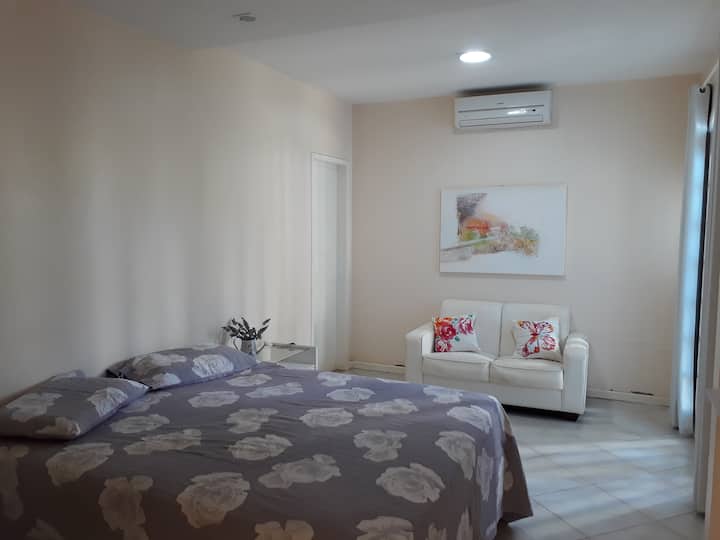 Quarto com split e tv