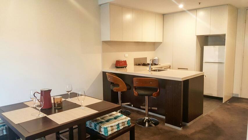 Grand Prix on Doorstep! 2BR w/ 1Car gallery image 5