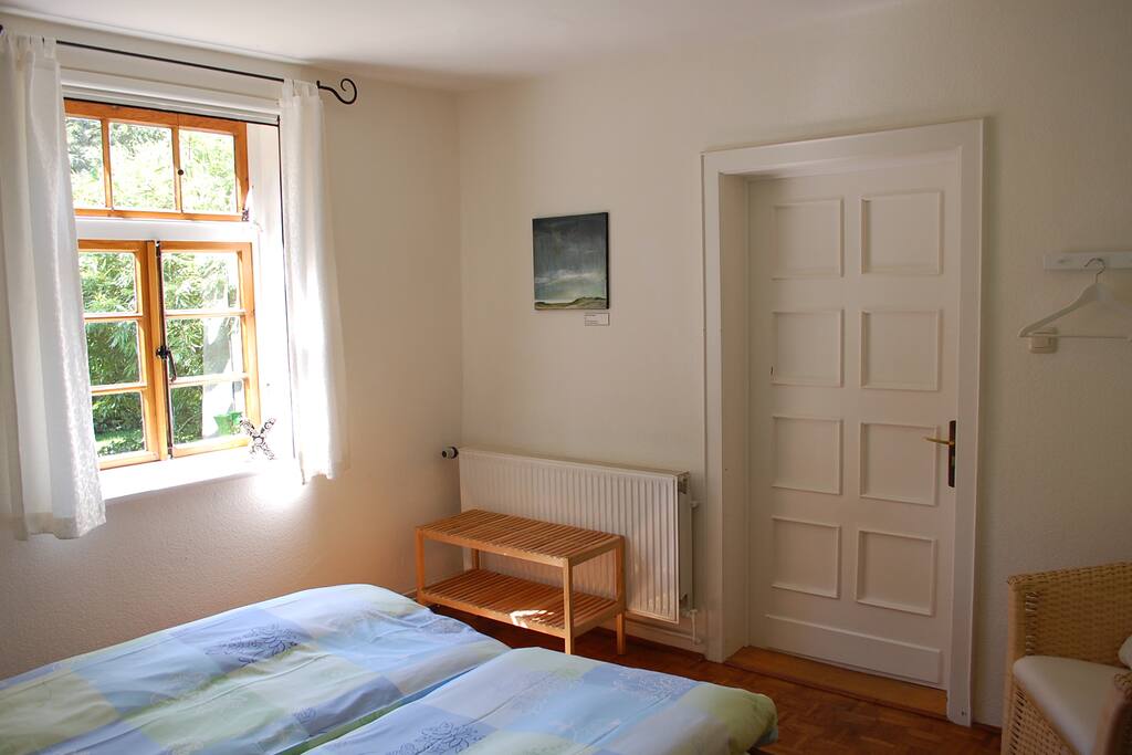 Zimmer Sommerregen mit Blick auf die Eingangstür