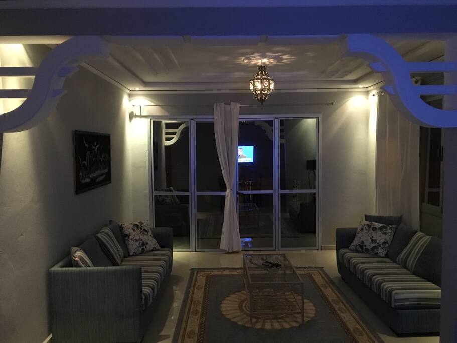 Spacieux salon donnant sur une terrasse
