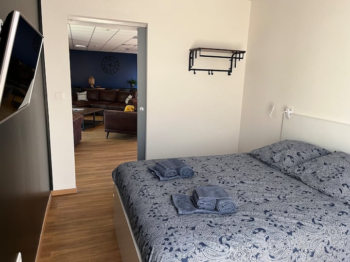 غرفة نوم 4 بسرير مزدوج 140 × 190 وسرير قابل للسحب 90 × 190
تلفزيون بمقاس 82 سم مع Netflix
حوض الأثاث/المرآة
نافذة أرجوحة الباب