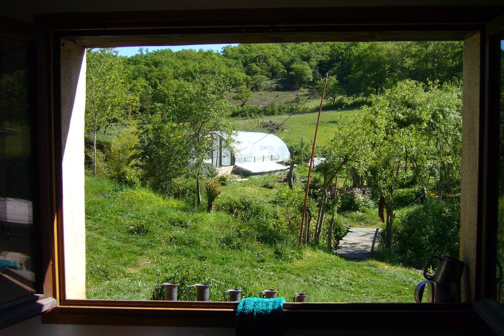 Par la fenêtre dans le salle de bains
