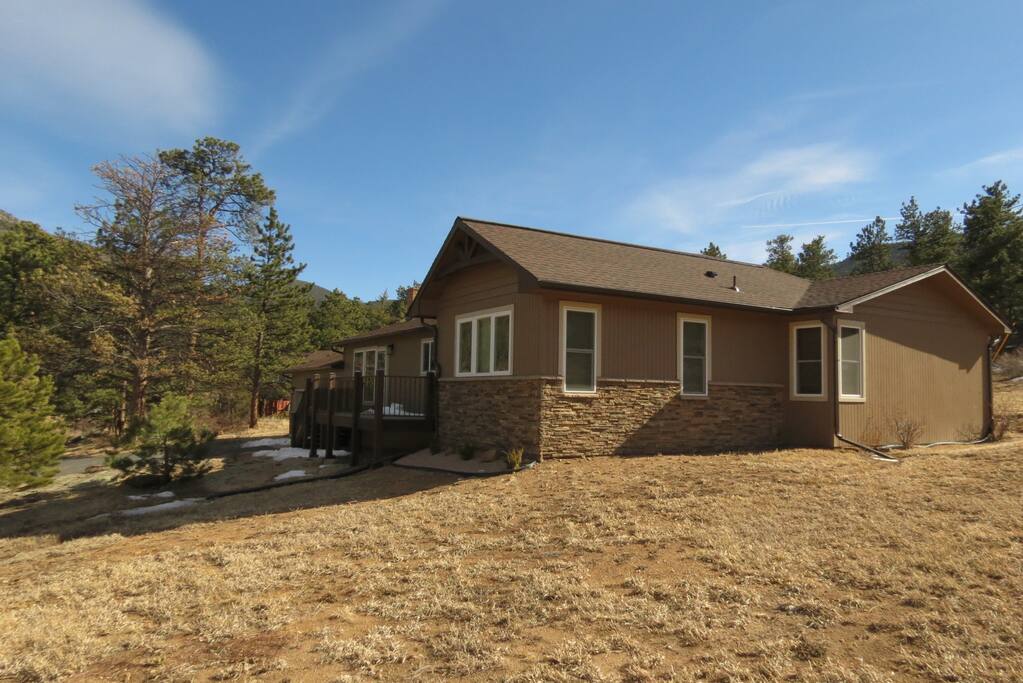 Aspen Grove Retreat - Gorgeous mountain views surround this 3 bedroom ranch home.