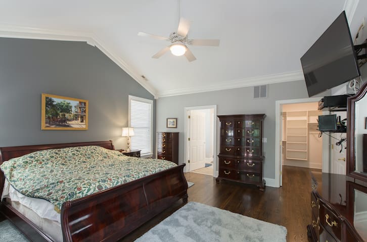 Luxury home w/ chef’s kitchen, screened porch gallery image 5