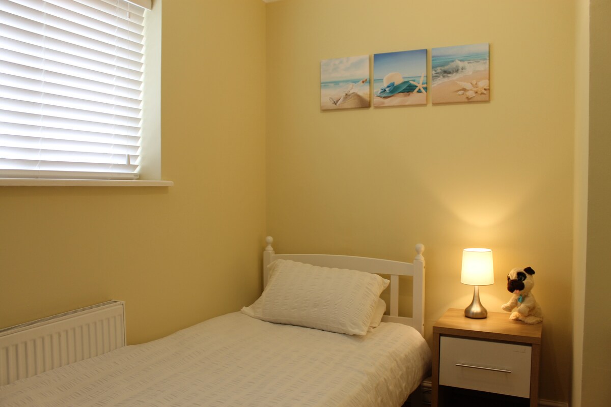 مشمس وهادئ:
تتميز هذه الغرفة الفردية المشرقة المواجهة للجنوب بفراش Dorma مريح لقضاء ليلة مريحة.