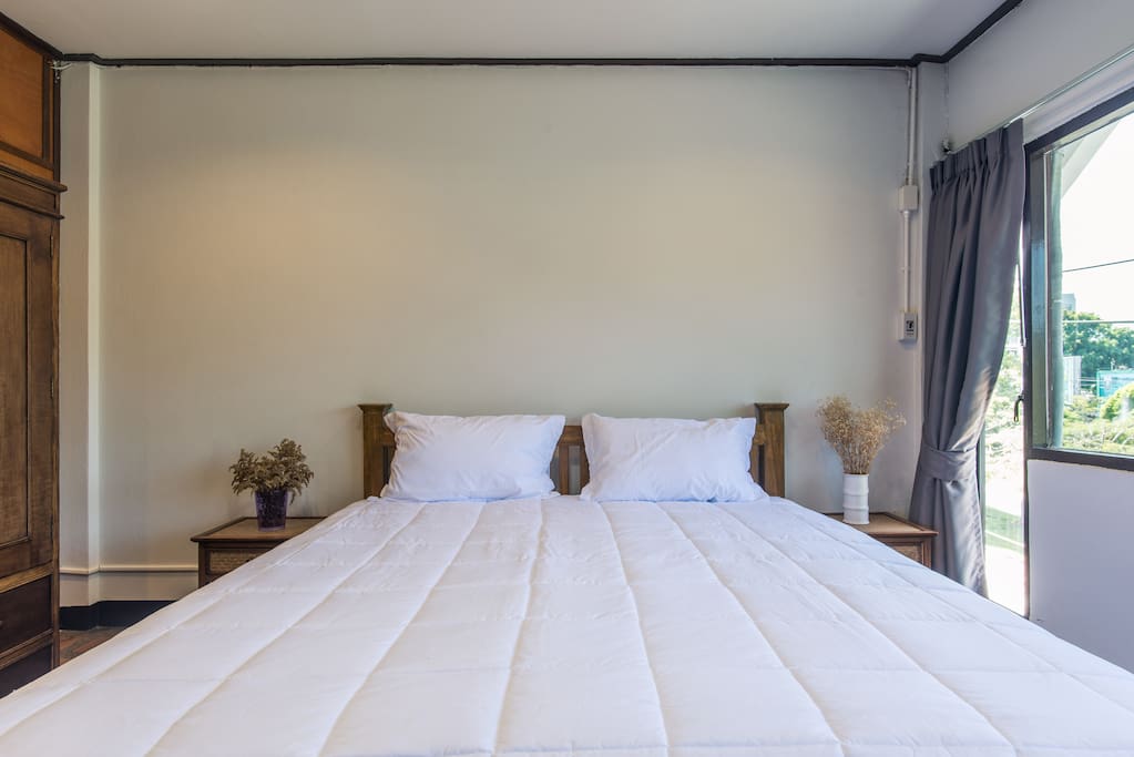 Bed with pillows to die for
