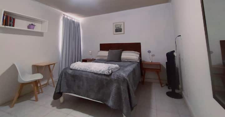 2号房配有双人床 