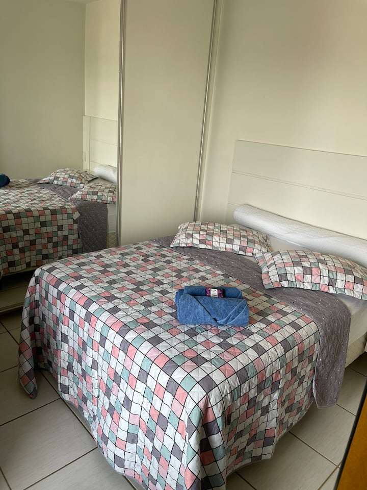 ארון בגדים ומיטה זוגית בחדר השינה .