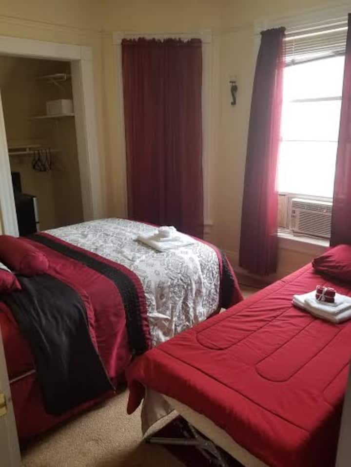 Brady St. Townhouse - Sapphire Room - Milwaukee, WI