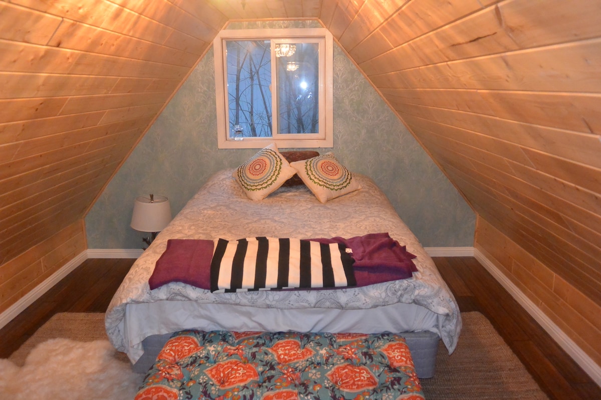 Kitanda cha ukubwa wa Malkia! Chini ya mfariji. 