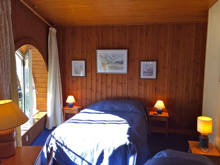 卧室配有双人床和单人床