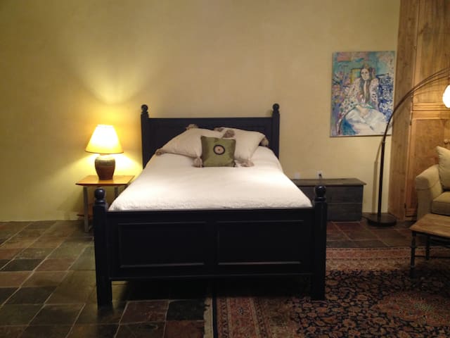 Spacious casita - private hot tub!