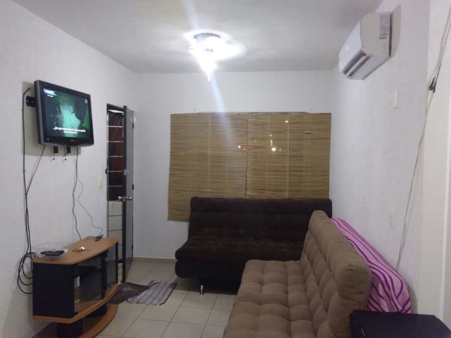 sala con TV y A/C