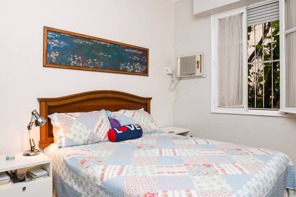 Cama queen, ar, roupas de cama de qualidade. O ar cond da foto ainda é o antigo.