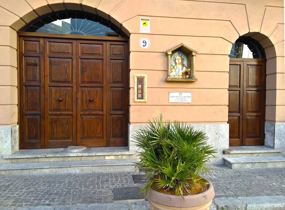 Il palazzo ed il portone d'ingresso