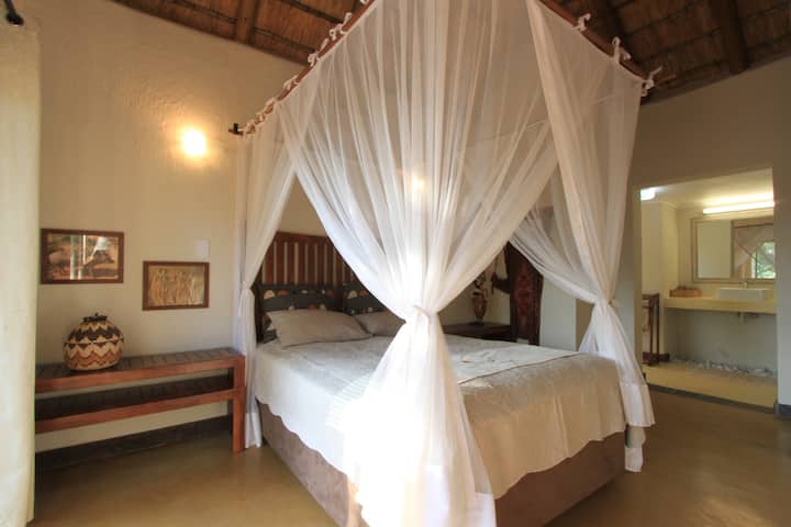 Habitación 1, con cama tamaño queen, aire acondicionado, ventilador, armarios grandes y acceso directo al  nuevo baño y a la terraza.