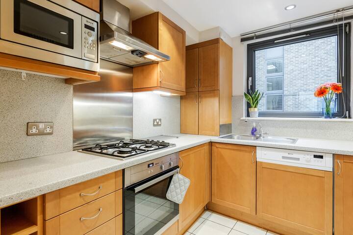 Stylish & Modern Oxford Street Balcony Flat gallery image 4