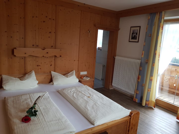 חדר עם מקלחת, שירותים, טלוויזיה בלווין ומרפסת !