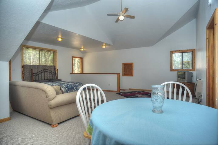 Warbler Room in the Blue Jay Lodge
