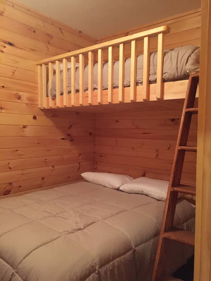 ห้องนอน 3 เตียงเดี่ยวเหนือเตียงควีนไซส์