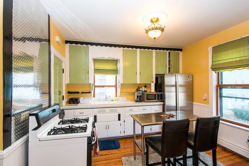 Sunny 3 Bed Condo Fed Hill Loc! Near hosp and down Apartments for Rent in Providence, Rhode