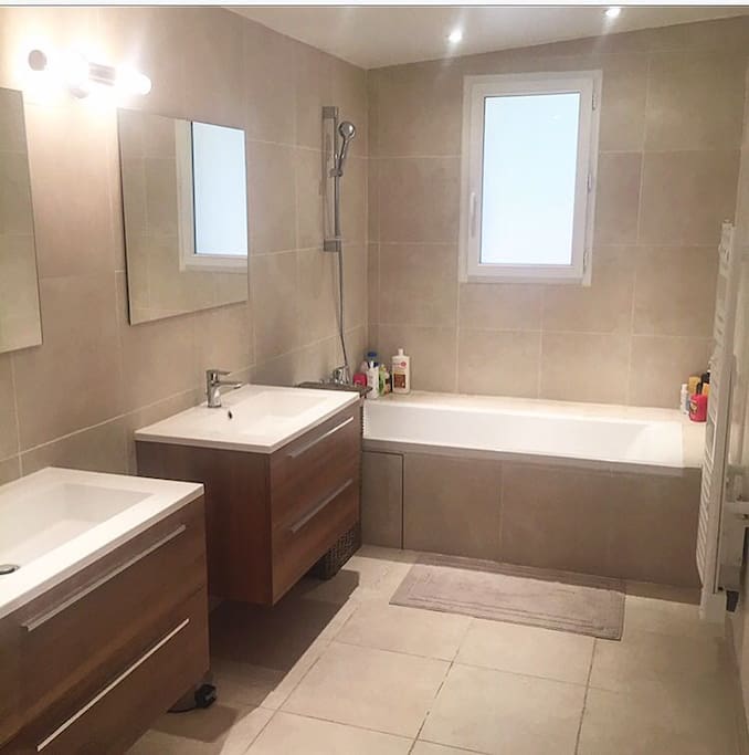 Grande salle de bain Avec baignoire