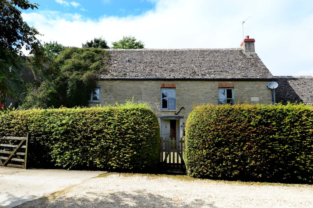 Picturesque stone built cottage, discreetly positioned behind a tall beech hedge, the entrance is through a wooden gate and along a cobbled path leading up to the front door.