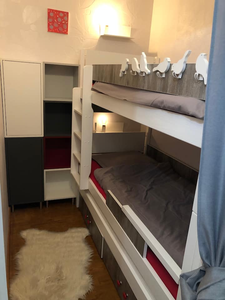 Dormitorio pequeño con litera, se puede cerrar con una cortina