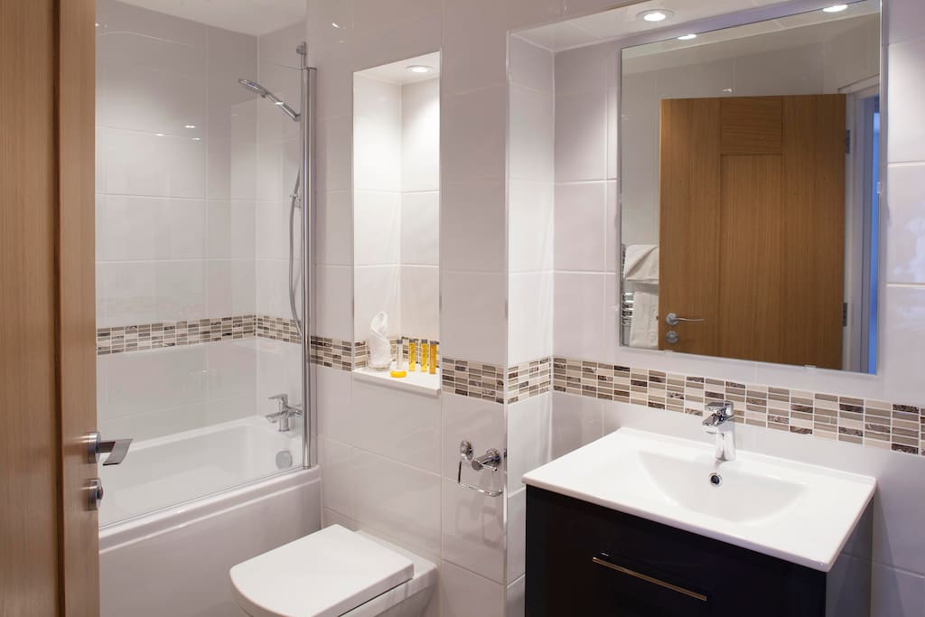 Spacious en-suite to master bedroom