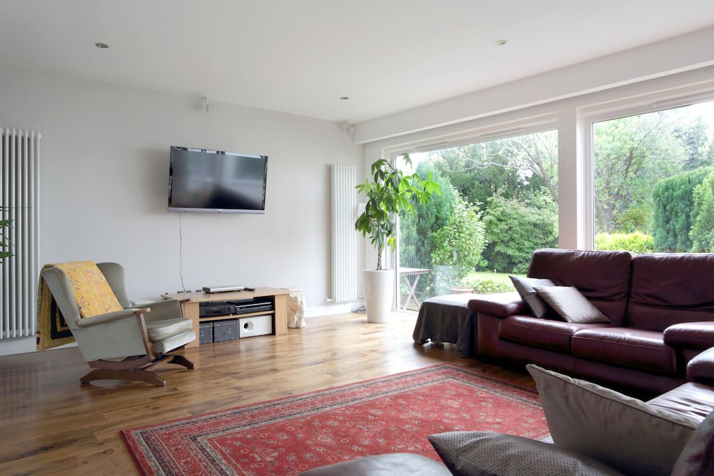 Spacious Lounge that looks on to the Garden